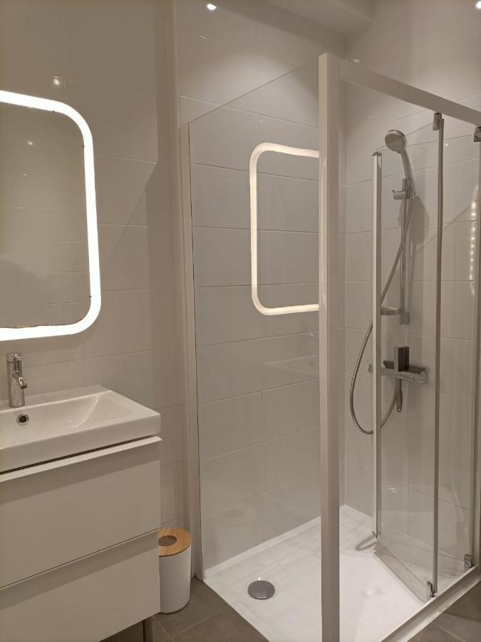 Quiet Studio In St Peter's Square Apartment